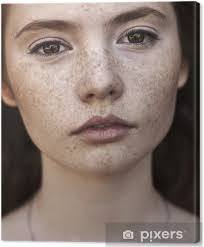 Cuadro en Lienzo Retrato de una bella morena con pecas