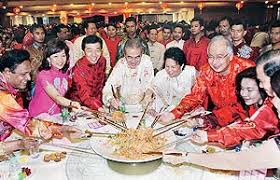 团圆饭 tuányuán fàn) diadakan pada malam sebelum tahun baru, ketika semua ahli keluarga, sama ada tinggal di rumah atau jauh dari kampung halaman, bertemu untuk perayaan. Gambar Makan Besar Tahun Baru Cina Roki Gambar