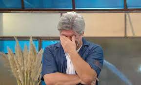 Pachu peña, tentado de risa al presentar su vestuario. Tentado De Risa El Desopilante Momento De Pachu Pena En Corte Y Confeccion