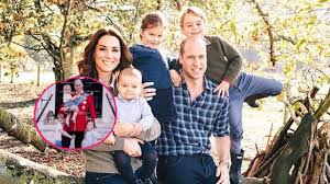 Auch die beiden anderen kinder des paares hatten einen kurzen auftritt, als sie ihr brüderchen im an der hand von prinz william trippelten prinz george (4) und prinzessin charlotte (2) in die geburtsklinik. William Und Kate Teilen Bisher Unbekanntes Foto Ihrer Kids Promiflash De