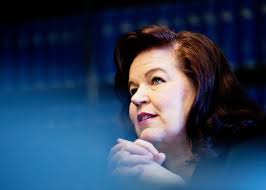 Entinen sisäministeri oppi pukeutumaan mustaan työasuun