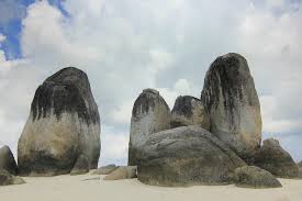 Dua bangkai kapal karam di pulau batu putih ditemui! Gundukan Indahnya Pasir Putih Di Pulau Batu Berlayar Indonesia Kaya