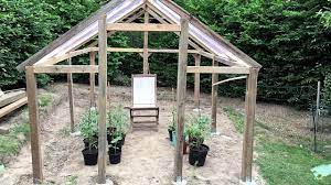 Es gibt verschiedene möglichkeiten, ein gewächshaus selber zu bauen. Gewachshaus Selber Bauen Unser Beispiel Mit Folie Holz Und Punkfundament Youtube
