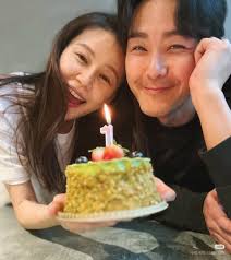 萧哈哈满月与萧正楠黄翠如夫妻7周年同一日u蕭哈哈大爺的滿月， 偷偷溜出去買了個小蛋糕和1字蠟燭。 為哈哈拍完寫真，吹完蠟燭，  才想起這一天也是我們的結婚7周年， 發現那個溶了的「1」字蠟燭， 看起來也像個「7」字，拍了張照片， 當慶祝了七周年，另一種快樂❤️ 🌟好 ...