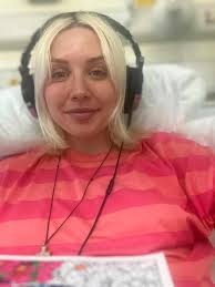 A Lanarkshire singer has issued a warning about using sunbeds after her  skin cancer returned just two years after being in remission 😢 Roisin  McCarney has opened up