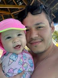 Para deixar eternizado no feed o primeiro Dia dos Pais oficial do papai da  Marina, escolhi a foto de suas primeiras 24 horas de vida. O papai da  Marina tinha menos rugas,