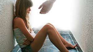 Ksiądz i Ewa. Gdy go poznała, była 13-latką. Po raz pierwszy pocałował ją,  gdy miała 15 lat