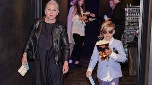 Nebo ho mámin repertoár příliš nezajímá? Sklon K Extravaganci Zdedil Po Slavnych Rodicich Syn Bary Basikove V Kine Nesundal Ani Bryle Super Cz