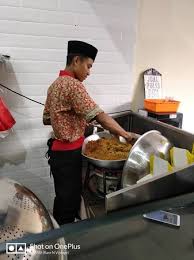 Potongan daging kambing dalam nasi goreng membuat rasanya jadi semakin kaya dan kuat. Nasi Goreng Kambingnya Sedap Terasa Daging Kambing Sebab Ianya Diperap Lama Dengan Kambing Selepas Dimasak Paling