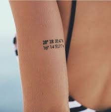 So kommt jeder beliebige ort mit den passenden koordinaten als gestalten sie ihr persönliches wandtattoo mit den eigenen koordinaten. Koordinaten Tattoo Eine Perfekte Moglichkeit Einen Besonderen Ort Zu Markieren Beste Tattoo Ideen Kleine Tattoo Ideen Koordinaten Tattoo Tattoo Ideen