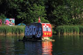 Hoy viven más de 1000 en esta zona que ha recibido el estatus de experimento. File Hausboot In Christiania Jpg Wikimedia Commons