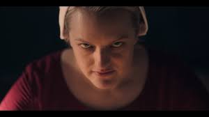 Les epouses, qui dominent la maison, les marthas, qui l'entretiennent, et les servantes, dont le rôle est la reproduction. The Handmaid S Tale Saison 3 L Heure De La Revolte A Sonne Cnews