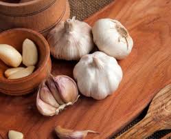 Bawang putih adalah bumbu dapur yang kerap digunakan untuk memasak. Bawang Putih Yang Diketuk Dibiarkan 10 Minit Itu Lagi Banyak Khasiatnya Keluarga