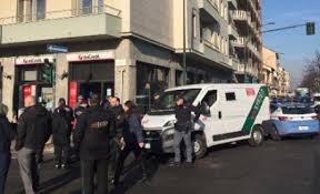 Si aggira sui 700 mila euro il bottino di una rapina compiuta da un gruppo di malviventi, armati e con il i rapinatori, secondo quanto si è appreso, avrebbero affiancato il furgone portavalori che stava. Aversa Scene Da Film Sulla Variante Armati Di Fucile Assaltano Portavalori
