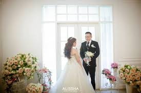 Untuk calon pengantin wanita bisa menggunakan gaun panjang dan atraktif seperti foto ini. Studio Pre Wedding At Motoinc Studio Alissha Bride Bridestory
