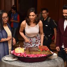 Deepika Padukone Enjoys Her Pre Birthday With Team Chhapaak Hungryboo Deepika Padukone Deepika Padukone Style Bollywood Celebrities