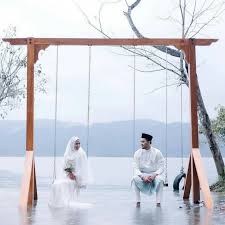 Kamu dapat menggunakan berbagai macam gaya mewah ataupun sederhana dalam proses pengambilannya, semua kembali pada kamu dan pasanganmu. Inspirasi Foto Prewedding Muslim Yang Unik Dan Tak Perlu Bersentuhan Wedding Market