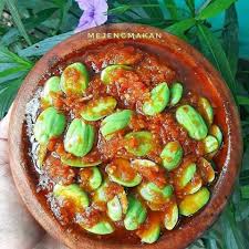 Masukkan cabai merah besar, cabai rawit hijau, bawang merah, tomat merah, dan daun kemangi ke dalam satu wadah yang sama. Resep Sambal Bawang Tomat Pete Cabai Rawit Masrana Com