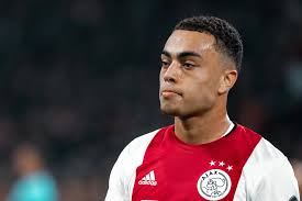 La firma de collado por la agencia llega unos días después de su gran actuación ante el llagostera. The Agent Of Sergino Dest Denies Rumours Of A Sealed Move To Barca Bu