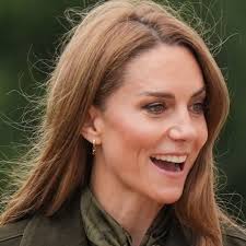 Kate Middleton hits London pub in skinny jeans and Breton stripes