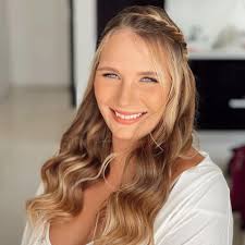 קוקטייל קיץ מנצח: ג׳ין ורוד, טוניק (אנחנו משתמשים בטעם מלפפון-אבטיח, אבל כל  טעם אחר לבחירתכם יעבוד), תותים, בזיליקום וקרח. כמה פשוט ככה...