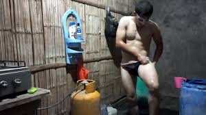 Porno casero, mi hermanastro se baña desnudo después de haberme follado  como su puta