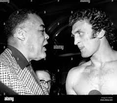 JOE LOUIS, ex World Heavyweight Champion, ha una parola con JOE BUGNER,  European heavyweight champion Foto stock