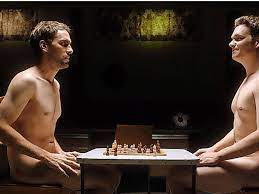 Darum spielen in dieser Serie Männer nackt Schach