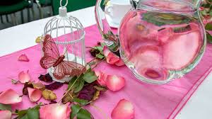 Rosige Tischdekoration Nachbarschaft Diy Erdbeeren Rosen Tippszumfeiern Frohe Zukunft Halle Saale Frohe