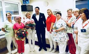 A club 54 együttes tagja. Hetkoznapi Hosnoket Es Egyedulallo Edesanyakat Ajandekozott Meg Arpa Attila Valentin Napon Szmo Hu