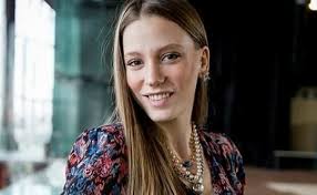2007 yılında avrupa güzellik gençler yarışmasına katılmış ve jüri özel ödülü'nü almıştır. Serenay Sarikaya Kac Yasinda Serenay Nereli