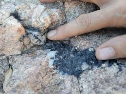 🖤 How cool, natural milky quartz veins with black tourmaline above Watson  Lake, Prescott, AZ.