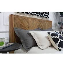 Un letto matrimoniale in legno decapato bianco sarà perfetto per una camera romantica stile shabby chic, mentre un letto in legno scuro andrà inserito in un contesto più classico o addirittura barocco. Letto Matrimoniale Legno Massello Acquista Online Arrediorg It