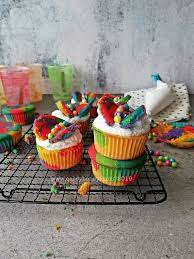 Panaskan kukusan dan kukus adonan dalam cetakan selama kurang lebih 20 hingga 25 menit (masak sampai matang), setelah matang angkat dan biarkan hingga dingin. Rainbow Cupcake Kek Pelangi Yang Sedap Dan Mudah Untuk Disediakan Qasey Honey