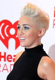 La moda dei capelli rasati ai lati sta avendo un enorme successo negli ultimi anni. Taglio Capelli Corti Miley Cyrus Rasati Ai Lati