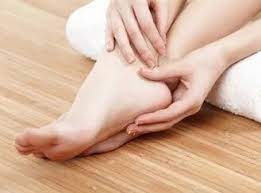 Massage/rilis lembut area telapak kaki 2. 10 Titik Pijat Untuk Mengobati Sakit Tumit