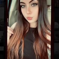 How to spice up a daughter's room with decorations and a canopy?