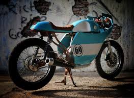 Seperti dilansir beautifullife.info, motor tersebut berkonsep cafe racer dengan paduan gaya klasik dan futuristis. Hindari Modif Motor Gaya Cafe Racer Untuk Harian Bisa Sakit Pinggang Kumparan Com