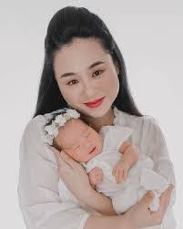 Debbie Gan's Instagram, Twitter & Facebook