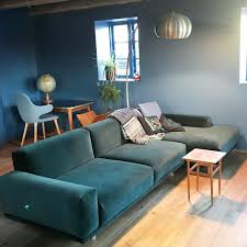 It can heavily influence the visual style of the place. Cosy Couch Hjemme Hos Rikke Og Marcus Star Pure Sofaen I Morkegron Velour Fra Kvadrattextiles Sa Fint Til De Bla Vaegge I Deres Hyggelige Stue De Bor Pa En