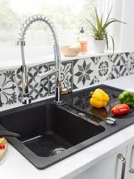 Pour Une Cuisine Elegante Et Moderne On Opte Pour Un Evier En Granit Noir La Touche Deco Une Credence En Mosaique En 2020 Evier En Granit Evier Noir Evier Cuisine