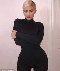 Die schwester von kylie jenner gilt schon jetzt als einer der einflussreichsten jungen menschen der welt. C5vcdseuqw6kwm