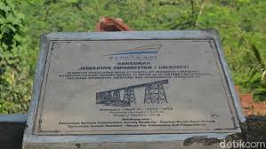 Jawatan kosong kereta api bukit besi. Melihat Sisa Jembatan Kereta Api Terpanjang Di Indonesia