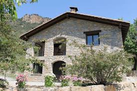 Nuestra casa rural tiene 4 dormitorios para 10 inquilinos. Casa Rural El Sola Pirineu Lleida Cataluna Pirineurural