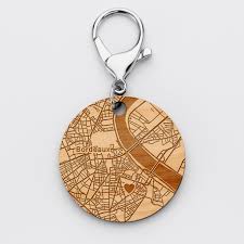 Si pour beaucoup porte clé rime avec clé de voiture, ils sont en réalité adaptés à tous les types d'usage. Porte Cles Grave Geo Map Personnalise Bois Medaille 50 Mm Ronde
