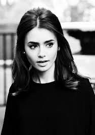 Elegante Dame Mit Schwarzem Mantel Und Vintage Frisur Vintage Frisuren Haarschnitt Haarschnitt Bob