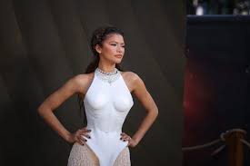 Zendaya Is Goddess-Like in This Sculpted, Beaded, Fantastic Schiaparelli Gown