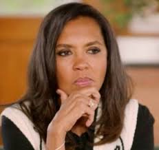 Vous êtes devenue ridicule" : Karine Le Marchand critiquée par deux  téléspectateurs, sa réponse cinglante ! Voir le 1er commentaire