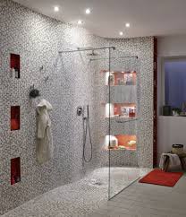 Douche A L Italienne Agrementee De Mosaique En Marbre Blanc Et Moka Salledebains Doucheitalien Salle De Bain Design Salle De Bains Moderne Douche Italienne