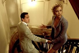 Pochodzący z niedużego miasta na florydzie adwokat kevin lomax (keanu reeves) nigdy nie przegrał żadnej sprawy. Pin On Charlize Theron Aktorka Rpa